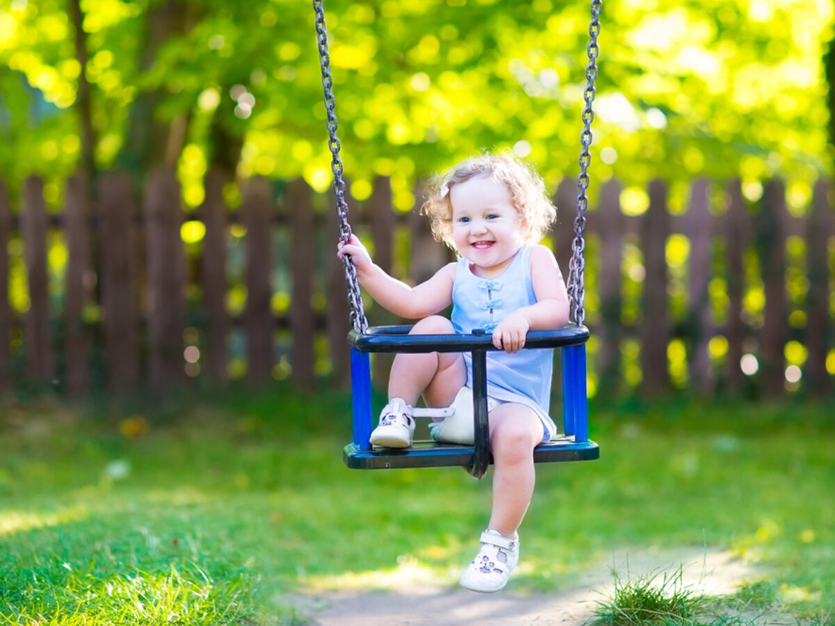 Мальчик качается на качелях. Мальчик катается на качелях. Ребенок сидит качается вперед назад. Девушка катается на качелях. Ребенок сидит качается вперед назад.