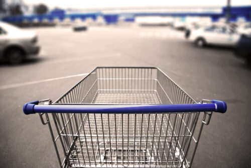 Carro de compras no parque de estacionamento